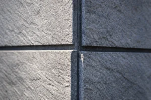 ダインコンクリート外壁の厚みと凹凸、陰影が分かる素材質感のクローズアップ画像