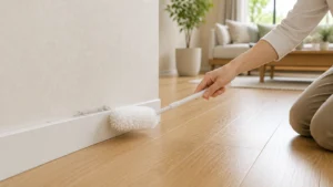 巾木の天面のほこりを拭き掃除するイメージ