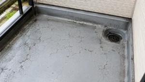 ベランダ防水の劣化サイン（ひび割れ・排水口まわりの傷み）