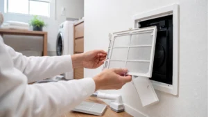 24時間換気フィルターを掃除して交換時期を確認するイメージ
