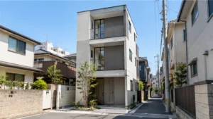 都市部の狭小地に建つ3階建て住宅のイメージ
